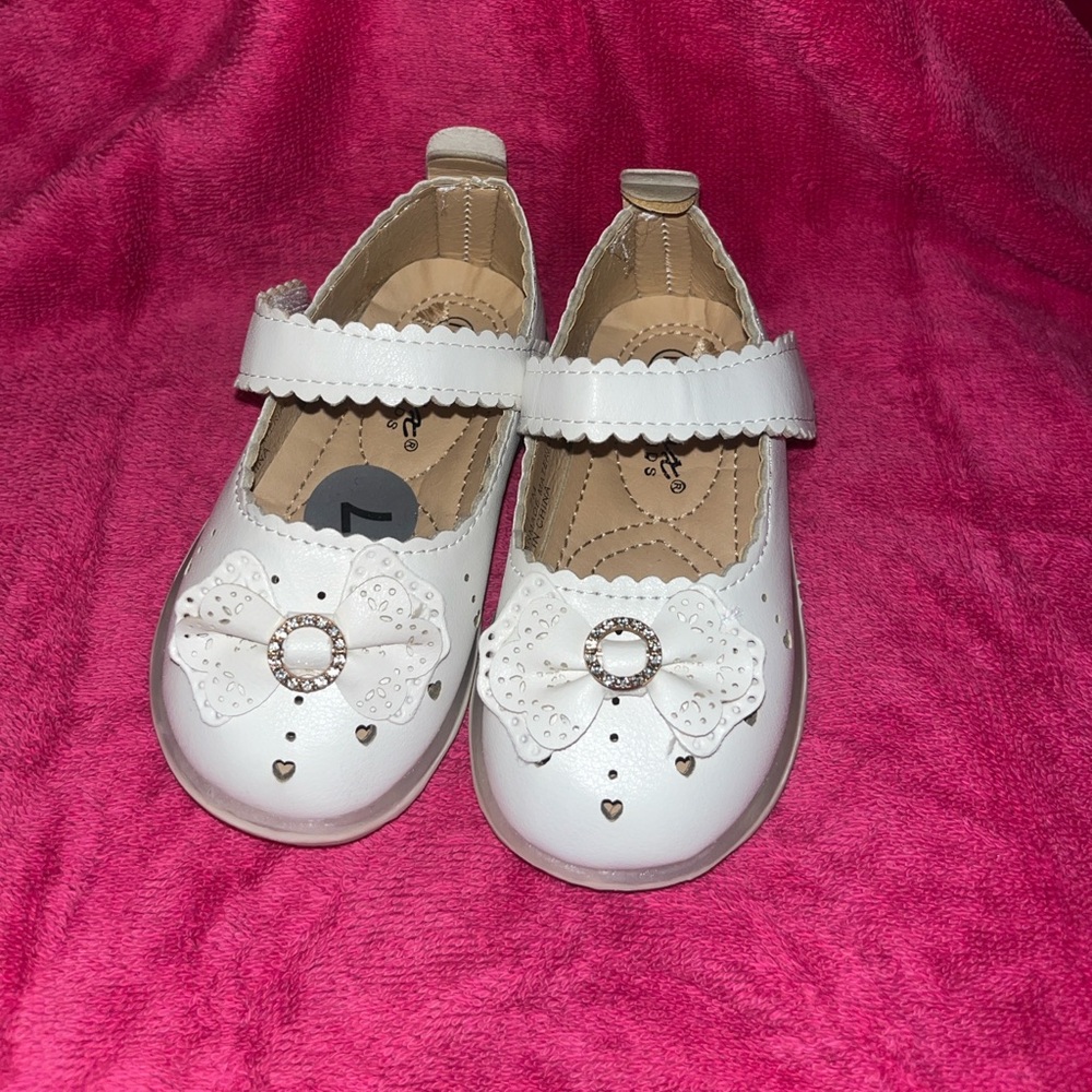 Toddler size 7 flats with strap